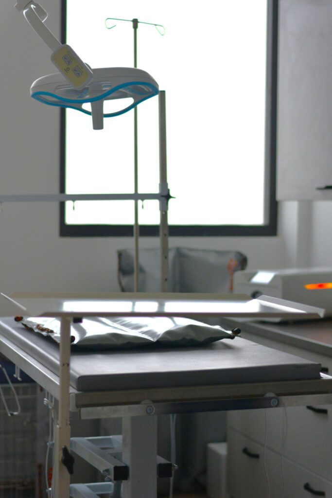 24 usługi.zabeig.zabieg.operacja.lampa.stolchirurgiczny.nosze.chirurgiczny.stolik.instrumenterium.chirurg.chirurgia.fartuch.rekawice.rkawice.czepek.maseczka.sterylnie.UV.